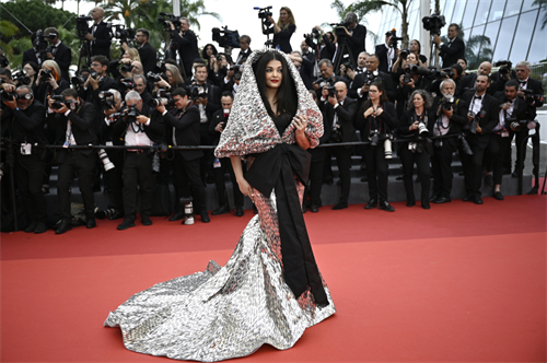  'Hoa hậu đẹp nhất mọi thời đại' gây chú ý trên thảm đỏ Cannes